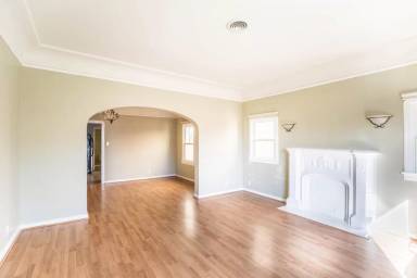 Main picture of 327 1/2 N Stanley Ave