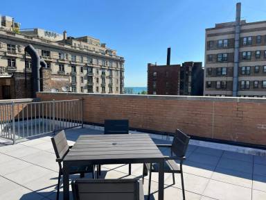 Main picture of 429 W Roscoe St