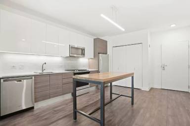 Main picture of 229 W Hubbard St