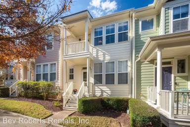 Main picture of 511 Village Loop Dr