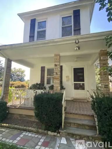 Main picture of 206 Iona Ave
