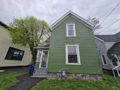 Main picture of 121 W End Dr