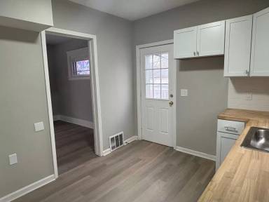 Main picture of 1046 W 21st St