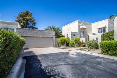 Main picture of 140 W Victoria Sq