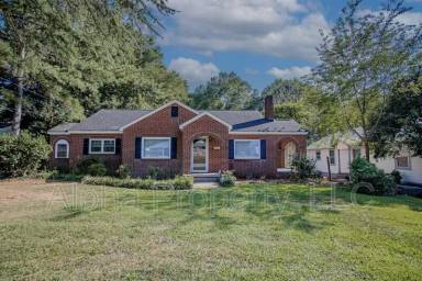 Main picture of 739 Anderson Dr