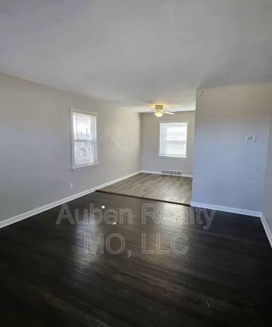 Main picture of 724 S Leonard St