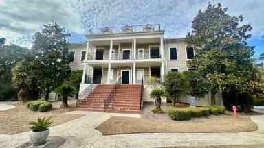 Main picture of 7 Crescent Point Dr
