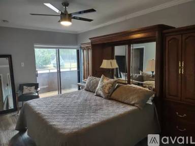 Main picture of 250 S Brentwood Blvd