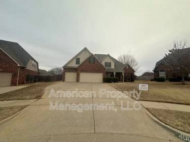 Main picture of 4000 W Waco St