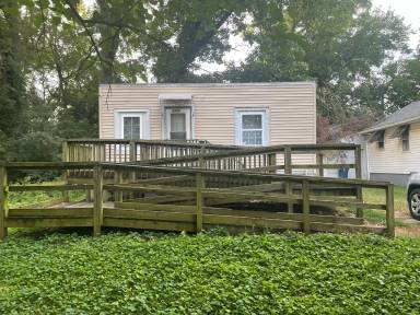 Main picture of 2221 E Adams St