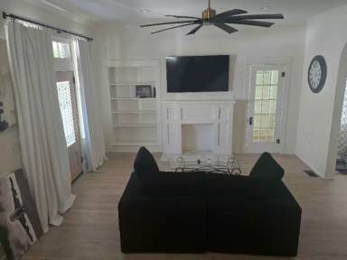 Main picture of 549 Robinson Pl