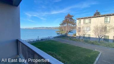 Main picture of 8 Commodore Dr