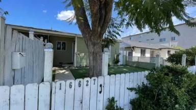 Main picture of 16627 Victory Blvd