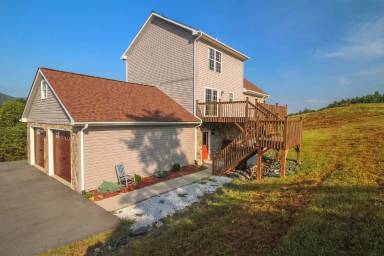 Main picture of 19 Stringer Dr