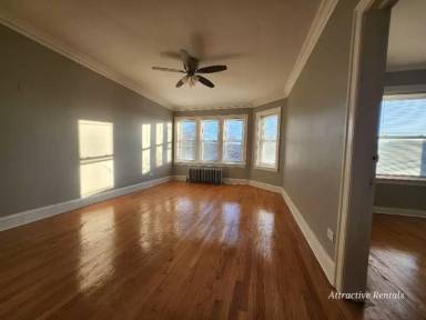 Main picture of 654 E 81st St