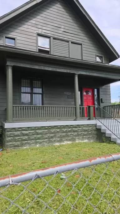 Main picture of 669 S 35th St