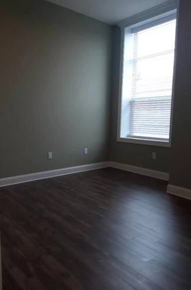 Main picture of 136 1/2 W Main St