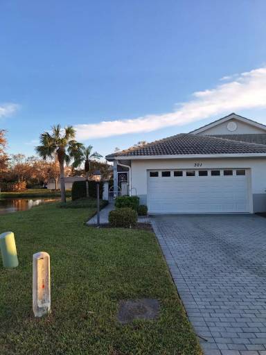 Main picture of 301 Reclinata Cir