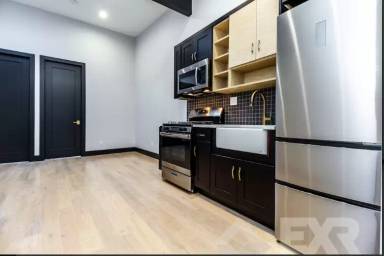 Main picture of 148 Meserole St