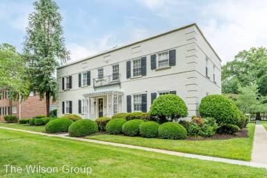 Main picture of 11 W Locke Ln