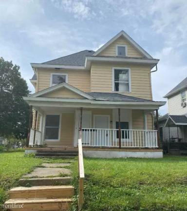 Main picture of 221 E 6th St