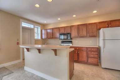 Main picture of 353 W King St