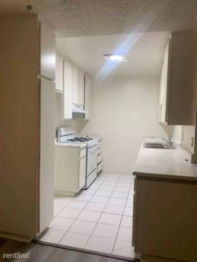 Main picture of 6925 Haskell Ave