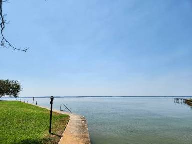 Main picture of 100 Edgewater Dr