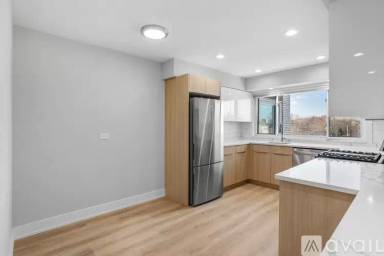 Main picture of 2333 W Lunt Ave