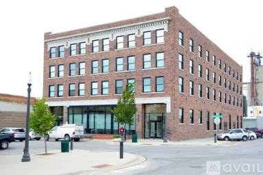 Main picture of 832 Commercial St