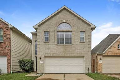 Main picture of 814 Forest Ivy Ln