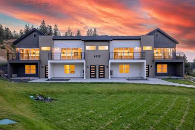 Main picture of The Vistas Apartments & Townhomes on Beacon Hill