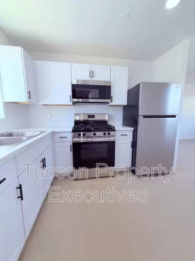 Main picture of 802 N Alvernon Way