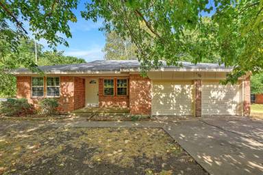 Main picture of 820 Maple St