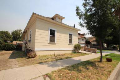 Main picture of 221 W 2nd St