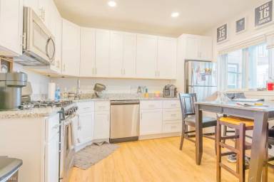 Main picture of 219 Bennington St
