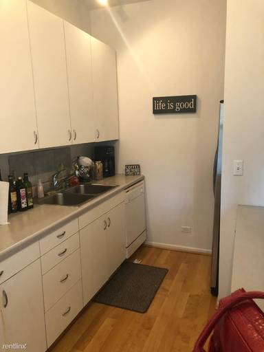 Main picture of 822 W Roscoe St