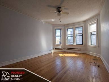 Main picture of 3839-45 N Greenview Ave