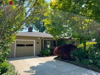 Main picture of 750 Menlo Dr N