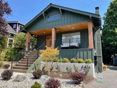 Main picture of 4408 Thackeray Pl NE