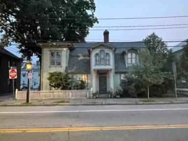 Main picture of 421 Main St
