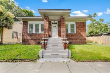 Main picture of 640 E 37th St