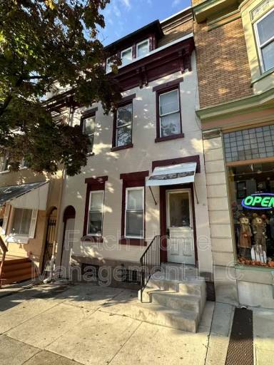 Main picture of 1039 Washington St