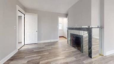 Main picture of 2121 W 105th St