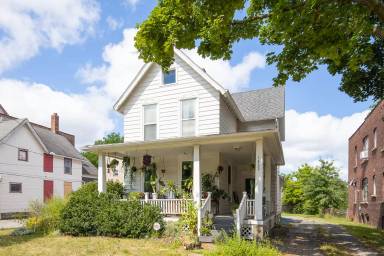 Main picture of 1432 W 110th St