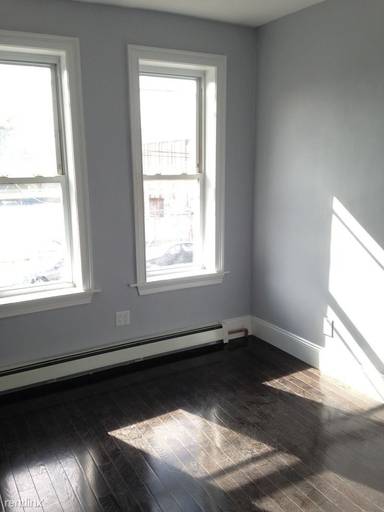 Main picture of 825 E New York Ave