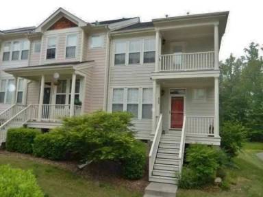 Main picture of 525 Village Loop Dr