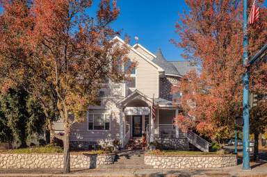 Main picture of 621 E Lakeside Ave