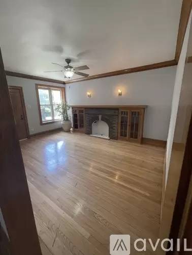 Main picture of 1942 W Dickens Ave