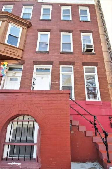 Main picture of 117 W 29th St